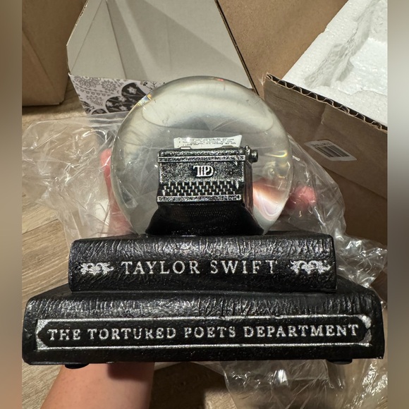TAYLOR SWIFT THE TORTURED POETS DEPARTMENT SNOWGLOBE - Picture 7 of 16